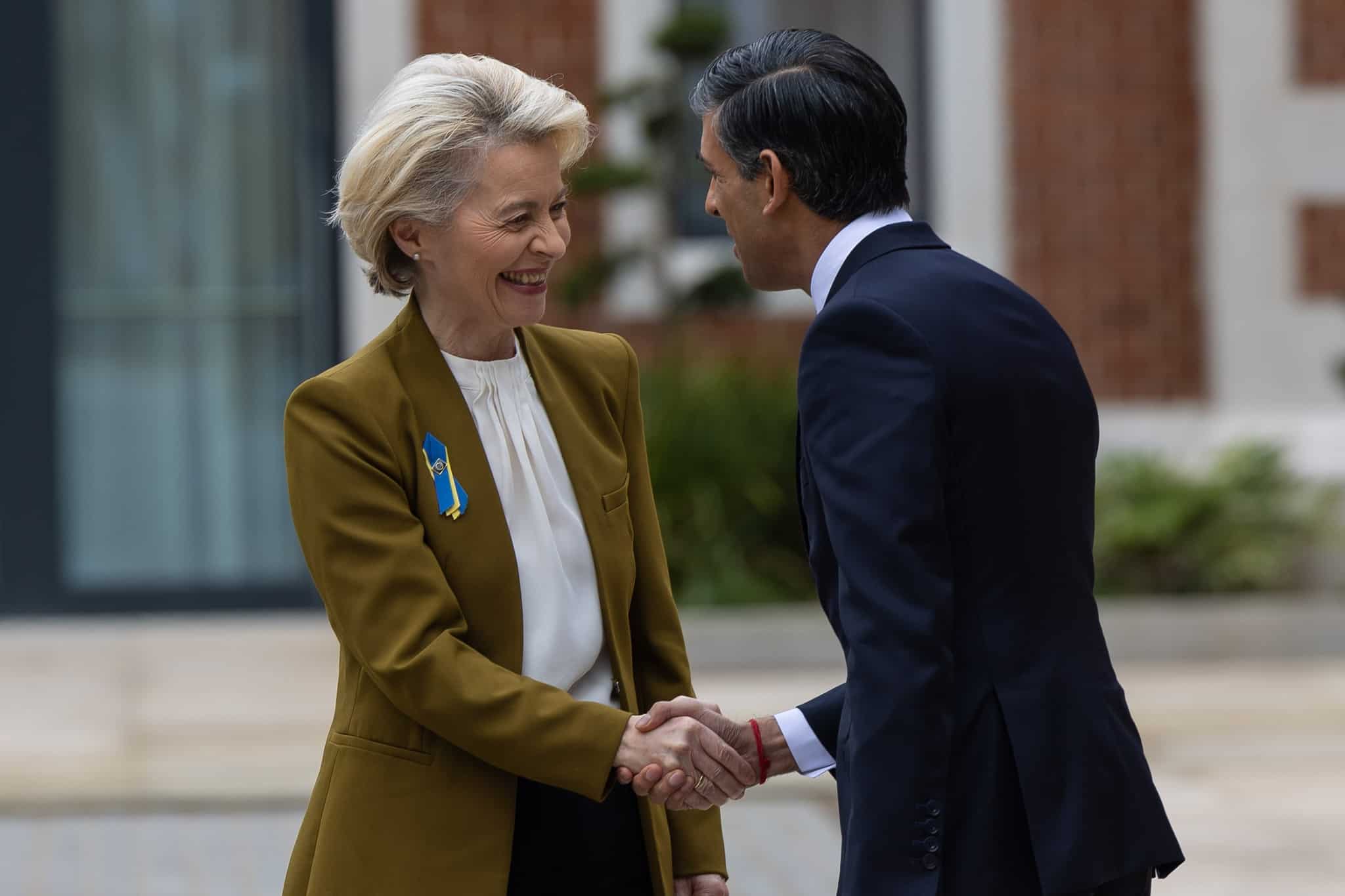 rishi sunak greeting ursula von der leyen